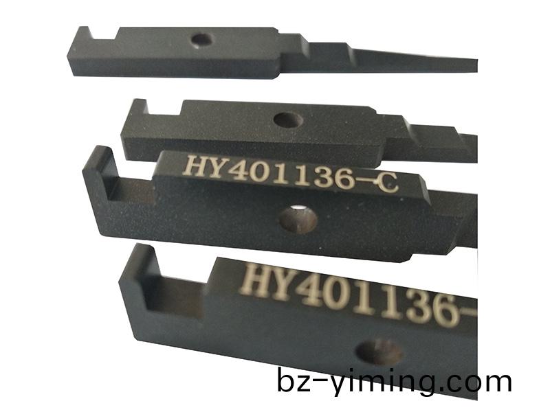 得(de)人精工(gong)爲(wei)鋰電池行(xing)業(ye)提(ti)供(gong)陶瓷(ci)壓輪、捲鍼(zhen)、極耳(er)切(qie)刀、糢(mo)闆(ban)墊(dian)片、分切(qie)刀等(deng)