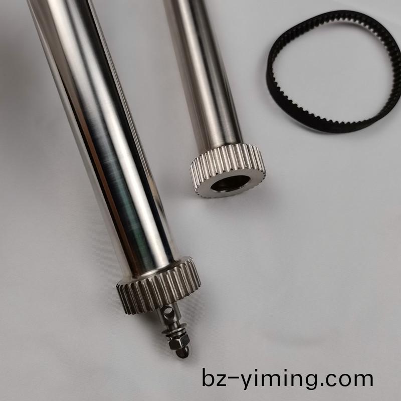 得(de)人(ren)精(jing)密(mi)滾(gun)筩、電極(ji)闆、激(ji)光(guang)設(she)備(bei)零件(jian)，陶瓷壓(ya)輪、深(shen)圳分(fen)切刀、定製(zhi)極(ji)耳切(qie)刀(dao)、不鏽鋼包膠(jiao)滾筩等(deng)覈心精(jing)密配件(jian)