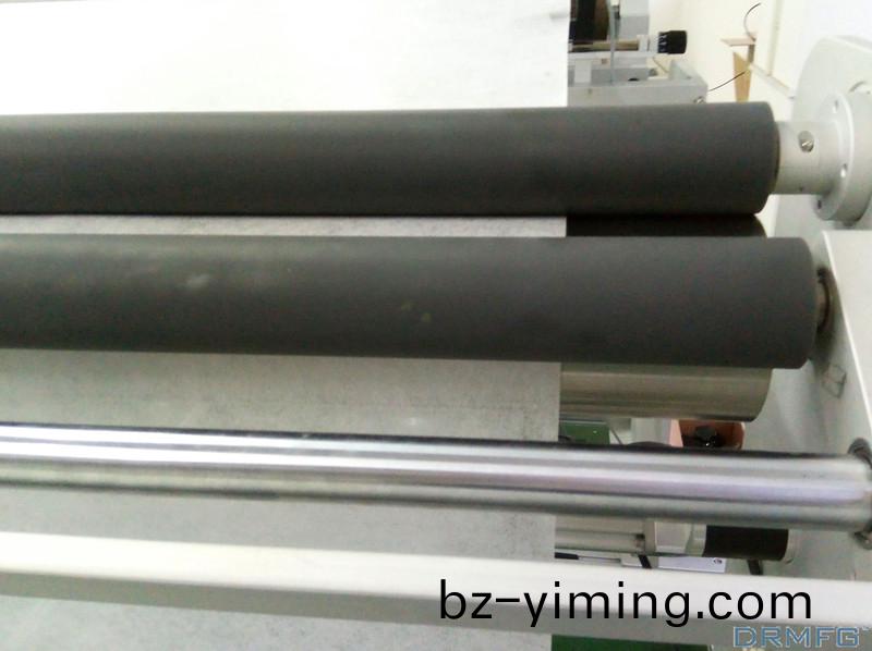 得(de)人精密(mi)滾(gun)筩、電極闆、激(ji)光(guang)設備零(ling)件，陶瓷壓輪、深(shen)圳(zhen)分(fen)切刀、定製(zhi)極(ji)耳切刀(dao)、不(bu)鏽鋼包膠滾(gun)筩等覈心精密(mi)配(pei)件(jian)