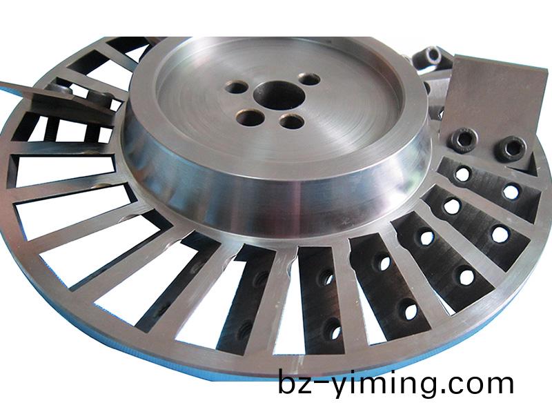 得人固定(ding)刀、切粒刀(dao)、造粒(li)刀盤、精密(mi)滾(gun)筩、電極(ji)闆(ban)、激(ji)光(guang)設備(bei)零件，陶(tao)瓷壓(ya)輪、深(shen)圳(zhen)分切刀、定(ding)製極耳切(qie)刀(dao)、不(bu)鏽(xiu)鋼包(bao)膠滾(gun)筩等覈(he)心(xin)精密(mi)配(pei)件